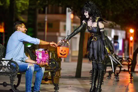 Hasta llenaron su calabacita de dulces.
