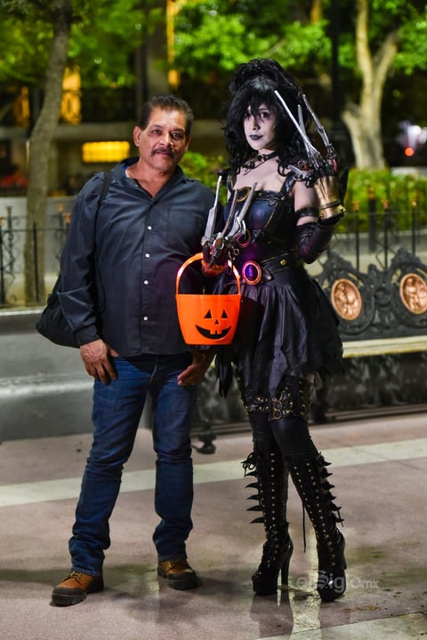 Pero posaron gustosos junto a ella.