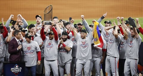 Washington Nationals at Houston Astros


Houston (United States), 31/10/2019.- Washington Nationals manager Dave Martinez hoists the Commissioner's Trophy after defeating the Houston Astros in the MLB 2019 World Series game seven at Minute Maid Park in Houston, Texas, USA, 30 October 2019. The Nationals win the World Series 4 games to 3. (Estados Unidos) EFE/EPA/LARRY W. SMITH

DEP Béisbol TEXAS HOUSTON USA BASEBALL MLB WORLD SERIES United States
