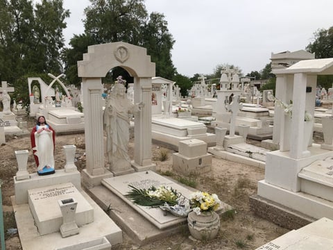 Se estima que hay alrededor de 40 mártires de la Revolución Mexicana enterrados aquí, entre ellos estuvo sepultado
hasta el 28 de noviembre de 1989 el general de división, José Agustín Castro, quien fue trasladado a la rotonda
de los Hombres y Mujeres Ilustres en Durango.