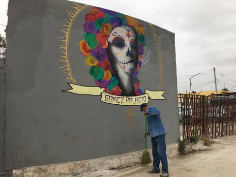 A la entrada del panteón municipal, se cuenta con un mural de Catrina, que resalta por su colorido sobre un fondo
gris, donación del artista gomezpalatino Gerardo López.