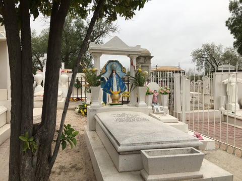 Se estima recibir a entre 40 mil y 50 mil personas en estos días; la tumba más antigua es de Gregorio Salazar, que
data del 15 de marzo de 1903.