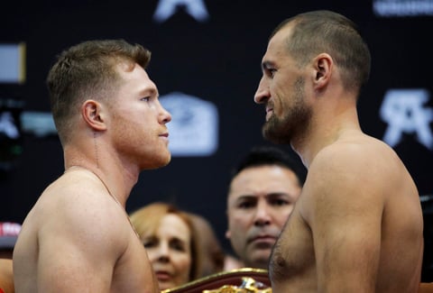 El “Canelo”, quien subió dos categorías para buscar este título, fue el primero en escalar a la romana para registrar peso de 174.5 libras, media libra abajo del límite, para ser ovacionado.