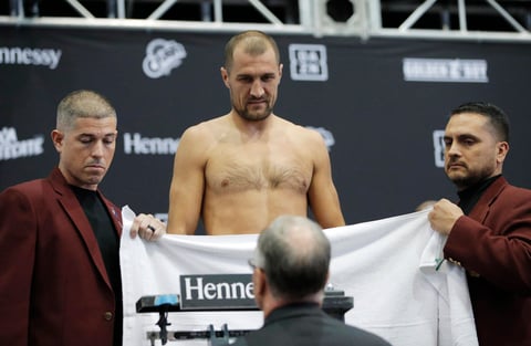 Kovalev, quien va por la segunda defensa del título, falló al marcar 176 libras de inicio, 175.5 sin su collar en un segundo intento y 175.25 desnudo, por lo que tenía una hora para bajar esas .25 libras, lo que hizo en apenas minutos para dar 175 exactas y declararse en condiciones.