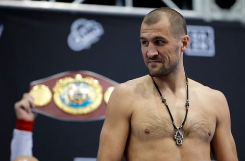 Kovalev, quien va por la segunda defensa del título, falló al marcar 176 libras de inicio, 175.5 sin su collar en un segundo intento y 175.25 desnudo, por lo que tenía una hora para bajar esas .25 libras, lo que hizo en apenas minutos para dar 175 exactas y declararse en condiciones.