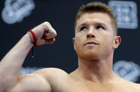 El “Canelo”, quien subió dos categorías para buscar este título, fue el primero en escalar a la romana para registrar peso de 174.5 libras, media libra abajo del límite, para ser ovacionado.