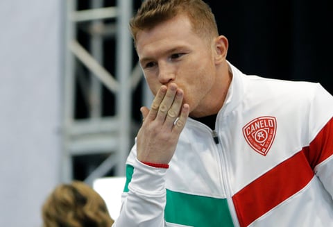 El “Canelo”, quien subió dos categorías para buscar este título, fue el primero en escalar a la romana para registrar peso de 174.5 libras, media libra abajo del límite, para ser ovacionado.