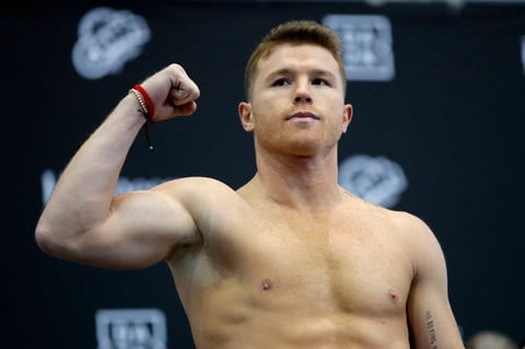 El “Canelo”, quien subió dos categorías para buscar este título, fue el primero en escalar a la romana para registrar peso de 174.5 libras, media libra abajo del límite, para ser ovacionado.
