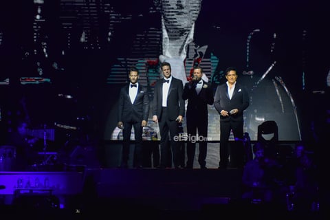 Fue en punto de las 7 pm que el grupo salió al escenario con el tema Hello interpretado originalmente por Adele en una versión recreada en español.
