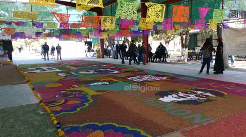 Esfuerzo. En algunos planteles educativos, además de hacer sus altares, también adornaron de forma compleja sus canchas.