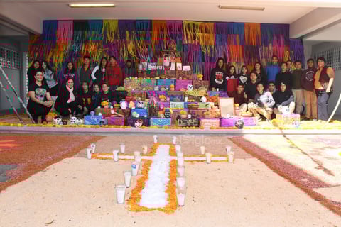 A los familiares. Estudiantes y personal docente del CECyTEC Jabonera erigieron su altar en honor a familiares.