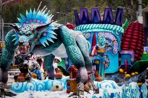 Los carros alegóricos hacían referencia a la mitología de los mexicas -el pueblo indígena dominante de la época prehispánica- como el Mictlán o inframundo.