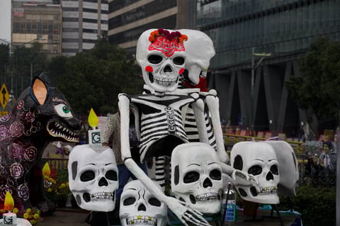 Durante el recorrido recibían vivas y aplausos de los espectadores, entre los que había familias enteras, muchos de ellos con los rostros pintados como la Catrina.