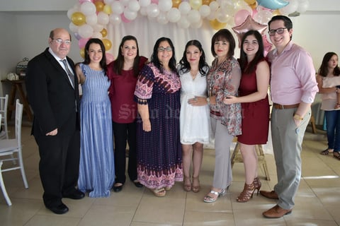 02112019 PRENATAL.  Mónica García de Alba con algunos de los invitados a su baby shower. Rafael, María, Iveth, Norma, Graciela, Melissa y Jorge.