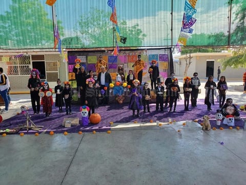 02112019 TRADICIONES MEXICANAS.  Altar de muertos en la Escuela Primaria Sor Juana Inés de la Cruz.