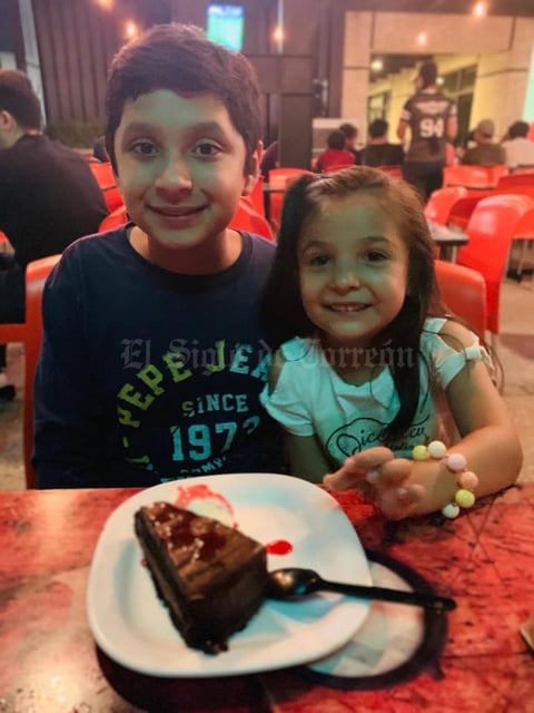 03112019 LA PASAN MUY BIEN.  Diego y María Fernanda en un conocido restaurante de la ciudad.