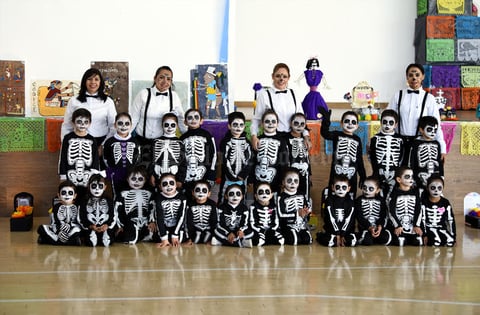 04112019 FESTEJAN EL DíA DE MUERTOS.  Alumnos de kínder de reconocida institución educativa con sus maestras.