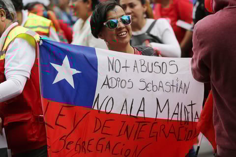Protestan contra el presidente Sebastián Piñera.