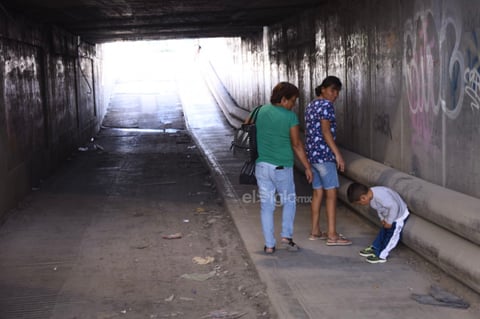 Muy usado. A pesar de su mal estado, a diario familias con personas mayores y menores de edad se trasladan de un punto a otro por estos pasos.
