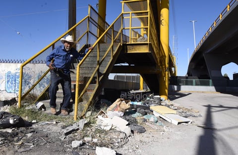 En la omisión. Los pasos peatonales que conectan a las colonias Las Julietas y Las Dalias en Torreón se encuentran en malas condiciones y sin mantenimiento.