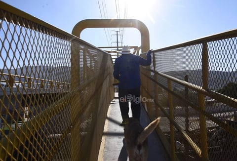 Sin condiciones. Al ser utilizado por personas de la tercera edad así como menores de edad, el puente peatonal no es la opción más apropiada debido a que representa un reto físico. Además, los espacios son angostos y no permiten a las personas caminar con libertad.