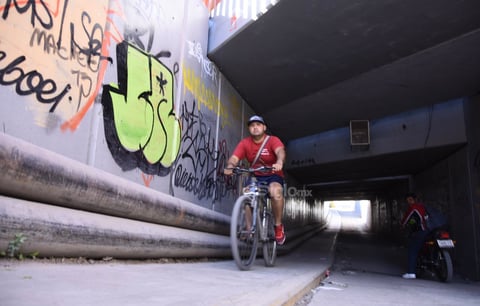 Grafiti. Los vándalos han aprovechado la falta de vigiliancia en la zona para hacer sus pintas, generando un     ambiente de inseguridad para todos los transeúntes, quienes dicen que hay riesgos en la zona.