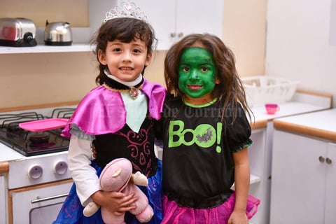 06112019 SE DIVIERTEN.  Sara y Alondra.