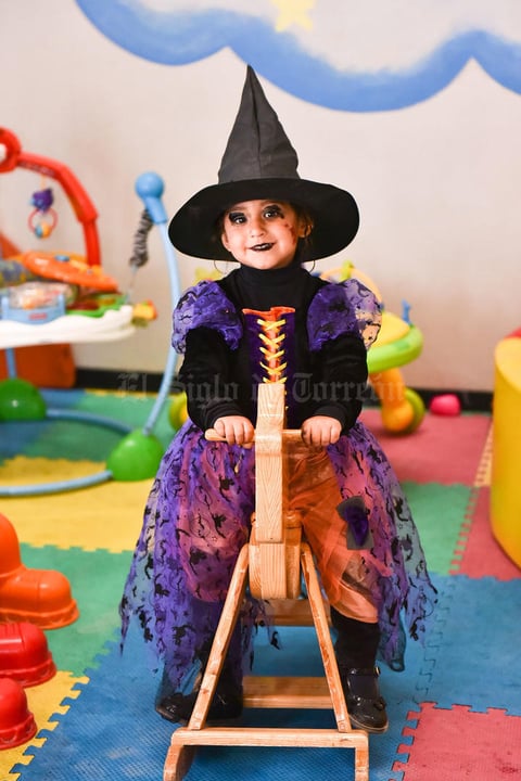 06112019 UNA BELLA BRUJITA.  Rebeca.