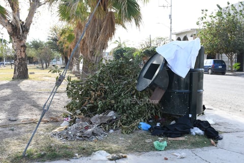 Sin horario fijo. Debido a que no existe un horario fijo para que pase el camión recolector de basura, los vecinos también optan por utilizar los contenedores de las plazas para dejar su basura.