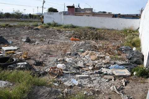No van hasta el centro de acopio. Los habitantes de este sector señalaron que cerca de este sector, a unos cinco kilómetros de distancia, se encuentra un centro de transferencia de desechos en la colonia Cuca Orona. Los carromateros, por no acudir hasta allá, abandonan los desechos en cualquier lugar, principalmente en esta zona.