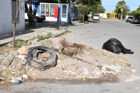 En la calle. Llantas, tierra, ramas y todo tipo de basura dejan en terrenos baldíos o en las calles, afuera de los domicilios, pues las personas aseguran que no hay control de las personas que trasladan los desechos.
