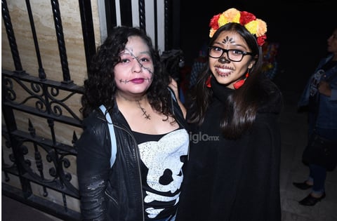 Disfrutan de evento cultural.