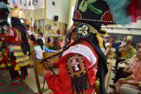 De tradición. Portando sus franelas rojas, así como sus penachos adornados con diversas figuras elaboradas, principalmente de lentejuelas, los matachines se hicieron presentes un año después en su tradicional peregrinación.