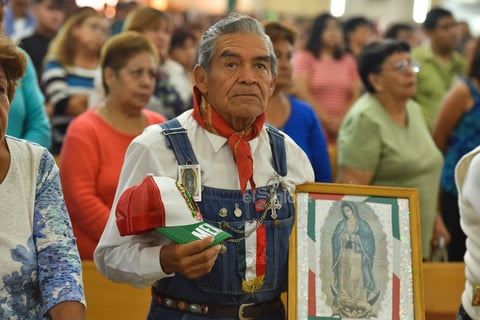 Sin falla. Con la ropa con la que laboran, algunos de los trabajadores portaron la imagen de la Virgen en repetidas ocasiones, con el fin de agradecerle.