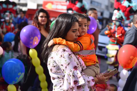 En familia. Trabajadores del ferrocarril, así como familias completas, acudieron a esta primera peregrinación rumbo a la iglesia de Guadalupe.