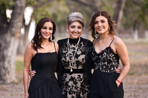 08112019 MUY GUAPAS.  Martha con sus hijas Martha y Karla.