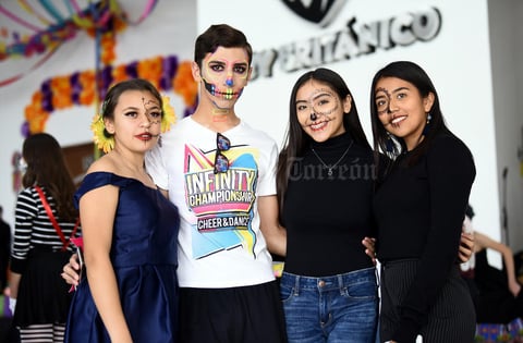 08112019 PARTICIPAN EN ALTAR DE MUERTOS.  Vasti, Álvaro, Fernanda y Carolina.