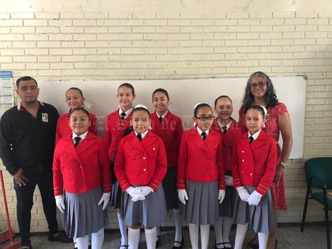 08112019 Alumnas se alistaban para salir e iniciar el concurso.