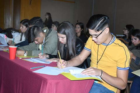 En el examen son 3 lecturas y tras cada una de ellas viene una serie de preguntas separadas en incisos.
