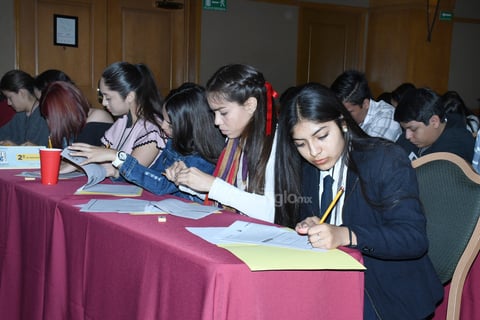 En el examen son 3 lecturas y tras cada una de ellas viene una serie de preguntas separadas en incisos.