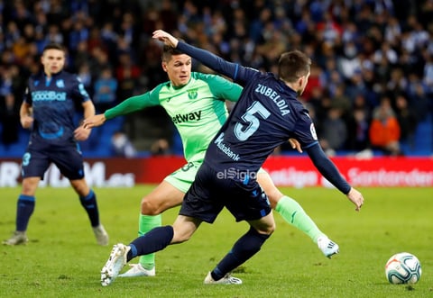 REAL SOCIEDAD / LEGANÉS


GRAF5525. San Sebastián, 08/11/2019.- El centrocampista de la Real Sociedad, Igor Zubeldia (d), intenta llevarse el balón ante el delantero argentino del Leganés, Guido Carrillo, durante el encuentro correspondiente a la jornada trece de primera división que han disputado esta noche en el estadio Reale Arena de San Sebastián. EFE/Juan Herrero.

DEP Fútbol C.A. del País Vasco San Sebastián (Gipuzkoa) ESPAÑA FÚTBOL LALIGA SANTANDER España