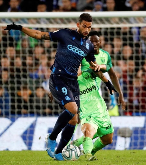 REAL SOCIEDAD / LEGANÉS


GRAF5526. San Sebastián, 08/11/2019.- El delantero brasileño de la Real Sociedad, Willian José, intenta llevarse el balón ante el acoso del defensor del Leganés durante el encuentro correspondiente a la jornada trece de primera división que han disputado esta noche en el estadio Reale Arena de San Sebastián. EFE/Juan Herrero.

DEP Fútbol C.A. del País Vasco San Sebastián (Gipuzkoa) ESPAÑA FÚTBOL LALIGA SANTANDER España