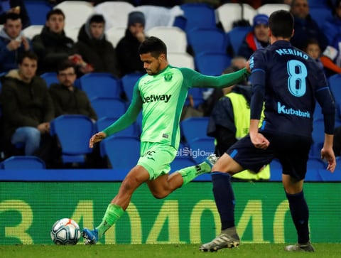 REAL SOCIEDAD / LEGANÉS


GRAF5519. San Sebastián, 08/11/2019.- El defensa venezolano del Leganés, Roberto José Rosales (i), se dispone a golpear el balón ante el jugador de la Real Sociedad, Mikel Merino, durante el encuentro correspondiente a la jornada trece de primera división que han disputado esta noche en el estadio Reale Arena de San Sebastián. EFE/Juan Herrero.

DEP Fútbol C.A. del País Vasco San Sebastián (Gipuzkoa) ESPAÑA FÚTBOL LALIGA SANTANDER España