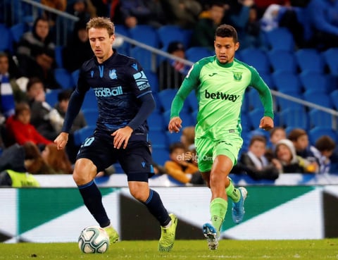 REAL SOCIEDAD / LEGANÉS


GRAF5518. San Sebastián, 08/11/2019.- El defensa de la Real Sociedad, Nacho Monreal (i), controla el balón ante el jugador venezolano del Leganés, Roberto José Rosales, durante el encuentro correspondiente a la jornada trece de primera división que han disputado esta noche en el estadio Reale Arena de San Sebastián. EFE/Juan Herrero.

DEP Fútbol C.A. del País Vasco San Sebastián (Gipuzkoa) ESPAÑA FÚTBOL LALIGA SANTANDER España