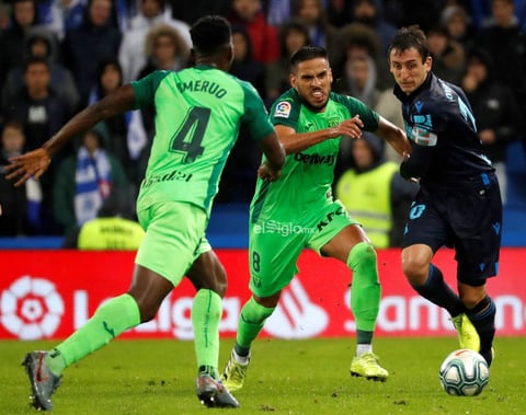 REAL SOCIEDAD-LEGANÉS


GRAF5482. San Sebastián, 08/11/2019.- El delantero de la Real Sociedad Oyarzabal (d) lucha un balón Recio (c), del Leganés, durante el encuentro correspondiente a la jornada trece de primera división disputado esta noche en el estadio Reale Arena de San Sebastián. EFE/Juan Herrero.

DEP Fútbol C.A. del País Vasco San Sebastián (Gipuzkoa) ESPAÑA FÚTBOL LALIGA SANTANDER España