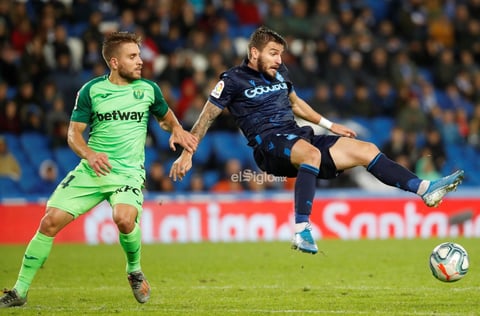 REAL SOCIEDAD-LEGANÉS


GRAF5479. San Sebastián, 08/11/2019.- El delantero de la Real Sociedad Cristian Portugués Portu lucha un balón con el portugués Kévin Manuel Rodrigues, del Leganés, durante el encuentro correspondiente a la jornada trece de primera división disputado esta noche en el estadio Reale Arena de San Sebastián. EFE/Juan Herrero.

DEP Fútbol C.A. del País Vasco San Sebastián (Gipuzkoa) ESPAÑA FÚTBOL LALIGA SANTANDER España