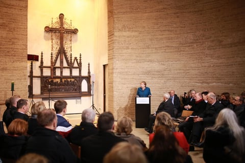 La canciller alemana, Angela Merkel, dijo este sábado, fecha en que se conmemora el treinta aniversario de la caída del Muro de Berlín, que 'ningún muro es tan alto o tan ancho que no se pueda atravesar' y recordó a los muertos por la dictadura del régimen que lo levantó.