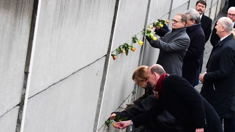 El acto principal tiene lugar en Bernauer Strasse, donde aún se mantiene en pie una de las ultimas partes del muro que dividió Berlín durante 28 años.