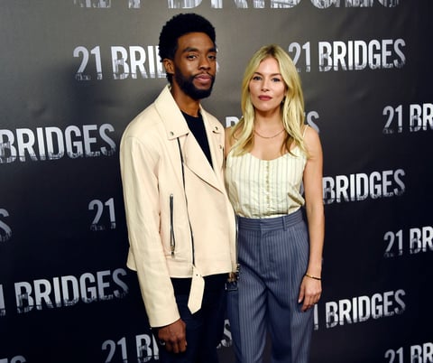 Chadwick Boseman y Sienna Miller.