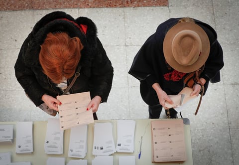 Españoles acuden a las urnas.